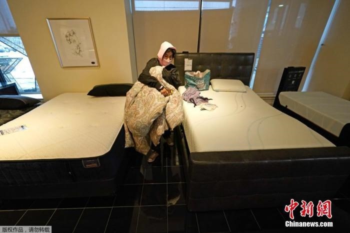 當(dāng)?shù)貢r間2月17日，美國得州的一家畫廊兼家具店內(nèi)，大批民眾來此避寒取暖，其中不乏一些人帶著被子來過夜。美國近日遭遇極寒天氣侵襲，多地氣溫創(chuàng)近年新低，其中得州災(zāi)情最嚴(yán)重，暴風(fēng)雪導(dǎo)致電網(wǎng)在酷寒中癱瘓，約400萬居民家中長時間停電。美國國家氣象局表示，得州休斯敦等地的氣溫甚至比靠近北極圈的阿拉斯加還要低。