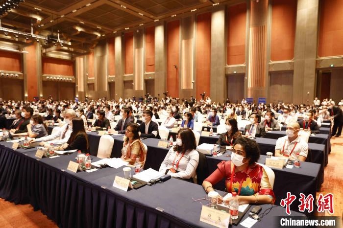 500余名專家學(xué)者、嘉賓代表以線上線下方式參加開幕式?！∈⒓样i 攝