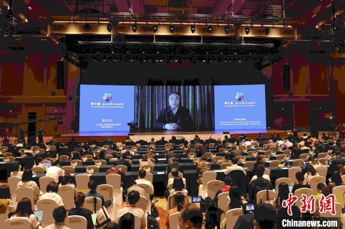 中國工程院院士、“人民英雄”國家榮譽(yù)稱號獲得者張伯禮通過視頻發(fā)表主旨演講。　盛佳鵬 攝