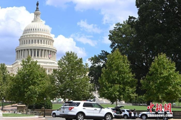 當(dāng)?shù)貢r(shí)間8月19日，一名男子駕駛黑色皮卡至國會圖書館前，并聲稱車上有炸彈。該事件導(dǎo)致美國國會大廈周邊街道封鎖，警方還疏散了周邊國會辦公樓和聯(lián)邦最高法院里的工作人員。圖為警方在美國會大廈西側(cè)廣場警戒。 <a target='_blank' href='http://www.chinanews.com/'>中新社</a>記者 陳孟統(tǒng) 攝