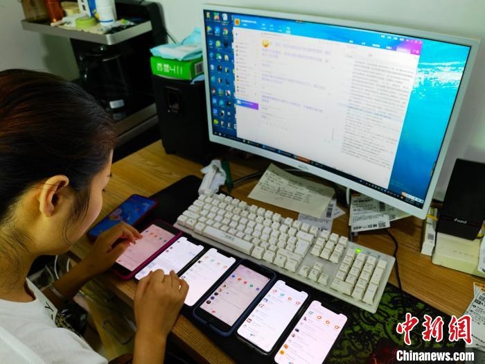 圖為網(wǎng)絡(luò)客服為網(wǎng)上“專車座套”客戶答疑釋惑。　呂子豪 攝