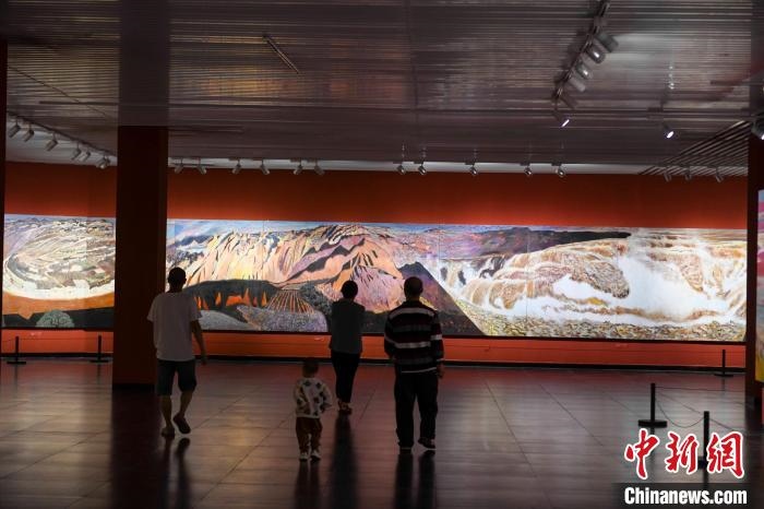 162米巨幅油畫長卷《黃河》吸引市民駐足觀看?！钊A峰 攝