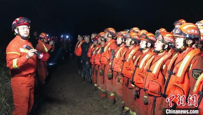 平遙縣消防救援大隊(duì)大隊(duì)長龔宇作總攻發(fā)起前的動(dòng)員。　閆旭輝 攝