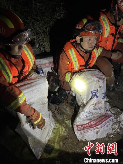 短暫修整期間，消防員脫掉鞋襪，用編織袋套住腿腳保暖?！￠Z旭輝 攝