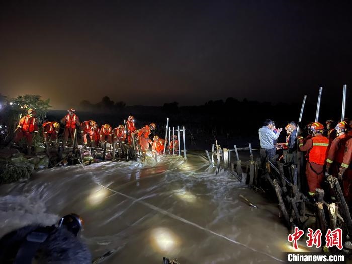 消防員分成左右兩路，同時(shí)發(fā)起決口封堵總攻?！￠Z旭輝 攝