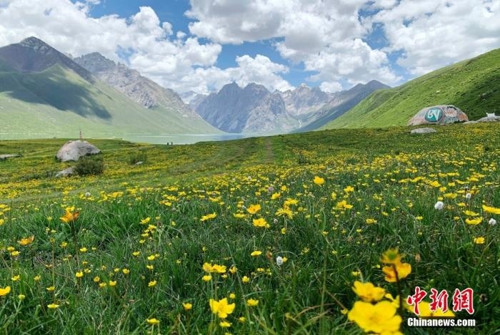 位于青海省果洛藏族自治州久治縣的年保玉則意為“神圣不可侵犯的地方”，山形如蓮花，總面積3469平方公里，保存有冰蝕地貌、冰磧地貌、現(xiàn)代冰川等地質遺跡，有“天神后花園”之稱。
<a target='_blank' href='http://www.chinanews.com/'>中新社</a>記者 孫睿 攝