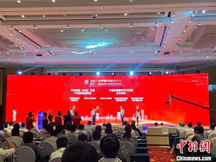 簽約現(xiàn)場?！×植?攝