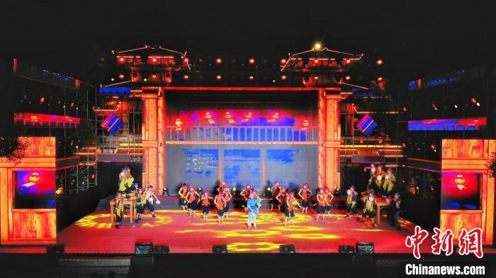 2021昭君文化旅游活動專場晚會現(xiàn)場。　周星亮 攝