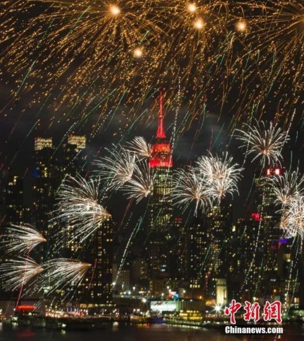 　　2018年，中國駐紐約總領(lǐng)事館前的哈德遜河上空燃放起焰火，慶祝中國狗年春節(jié)。