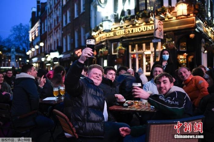 當(dāng)?shù)貢r(shí)間2021年4月12日，英國(guó)進(jìn)入放松疫情封鎖措施的第二階段。商鋪、理發(fā)店、健身房等被允許重新開張，酒吧和餐館也可以在室外營(yíng)業(yè)。據(jù)悉，酒吧解封的第一晚，倫敦大批民眾在市中心喝酒跳舞，場(chǎng)面宛如狂歡節(jié)。