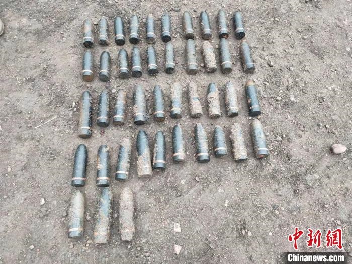 圖為發(fā)現(xiàn)的遺留炮彈?！√厝崭駱?攝
