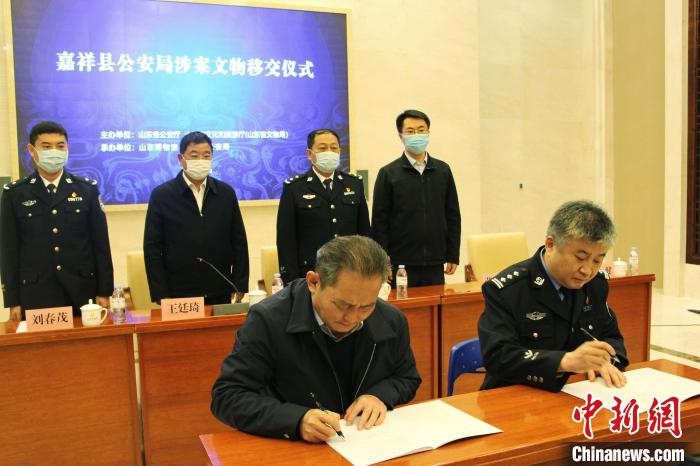 山東博物館館長(zhǎng)鄭同修和嘉祥縣人民政府副縣長(zhǎng)、公安局局長(zhǎng)趙健簽署移交協(xié)議?！≮w曉 攝
