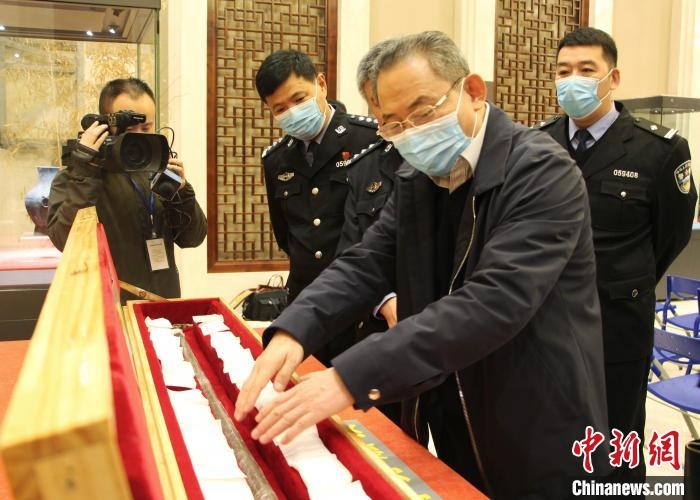 山東博物館館長(zhǎng)鄭同修介紹涉案文物龍首錯(cuò)銀木柲銅杖?！≮w曉 攝