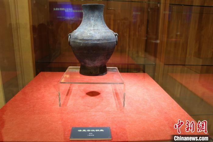 二級(jí)文物戰(zhàn)國時(shí)期漆蓋云紋銅壺?！≮w曉 攝