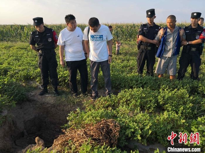 資料圖：犯罪嫌疑人辨認(rèn)作案現(xiàn)場(chǎng)。　嘉祥縣公安局供圖