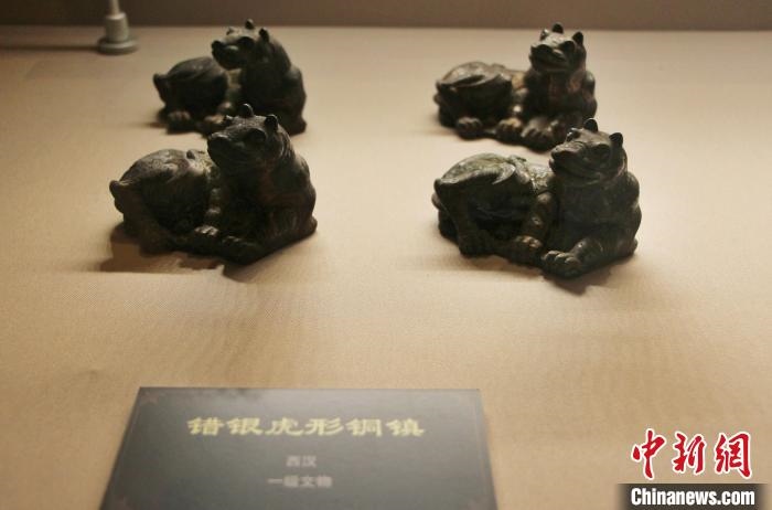 一級(jí)文物錯(cuò)銀虎形銅鎮(zhèn)?！≮w曉 攝