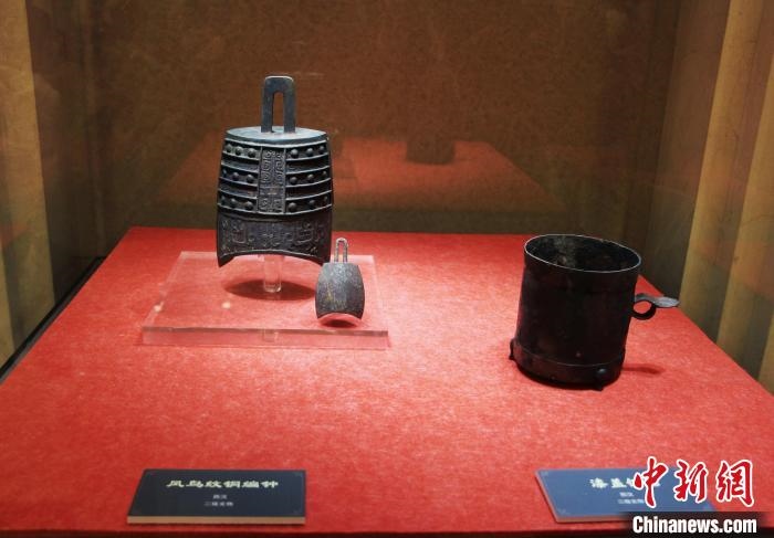 二級(jí)文物西漢鳳鳥紋銅編鐘、漆蓋銅卮?！≮w曉 攝
