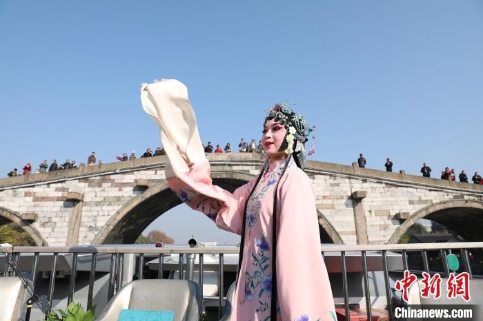 2019京杭對(duì)話的大運(yùn)河京杭雅集活動(dòng)中，浙江昆劇團(tuán)國(guó)家一級(jí)演員楊崑在中國(guó)大運(yùn)河(杭州段)上進(jìn)行表演?！⌒燔?攝 攝