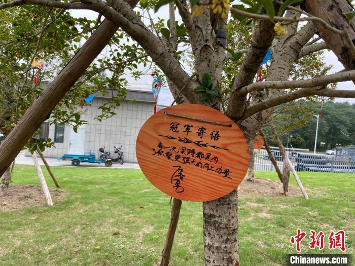 石智勇寫下的寄語。　林波 攝