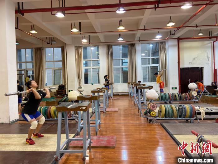 石智勇的師弟師妹們訓(xùn)練場景。　林波 攝