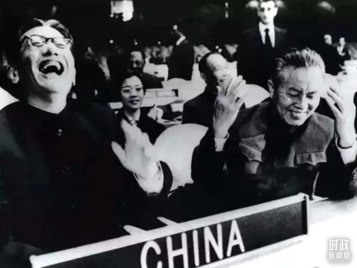 △1971年11月15日，以外交部副部長喬冠華(左一)為團(tuán)長、黃華(右一)為副團(tuán)長的中國代表團(tuán)，首次出現(xiàn)在聯(lián)合國大會上。(資料圖)
