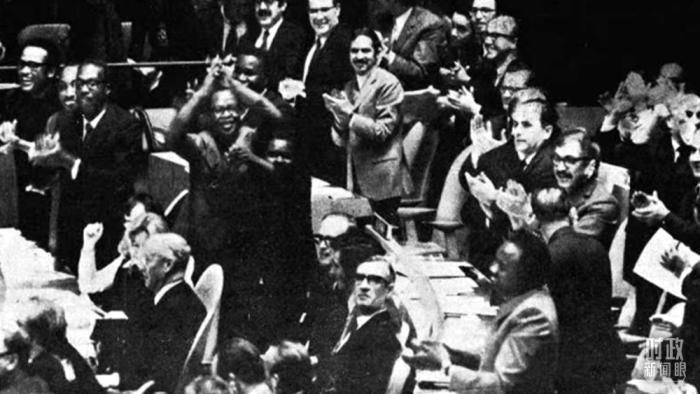 △第2758號決議通過后，現(xiàn)場爆發(fā)出熱烈歡呼聲。(資料圖)