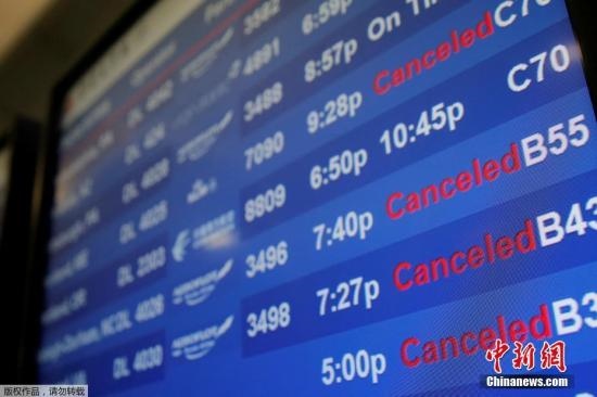 水管破裂造成第四航站樓的多家航班延誤或取消。圖為航站樓內(nèi)的電子公告牌顯示航班信息。