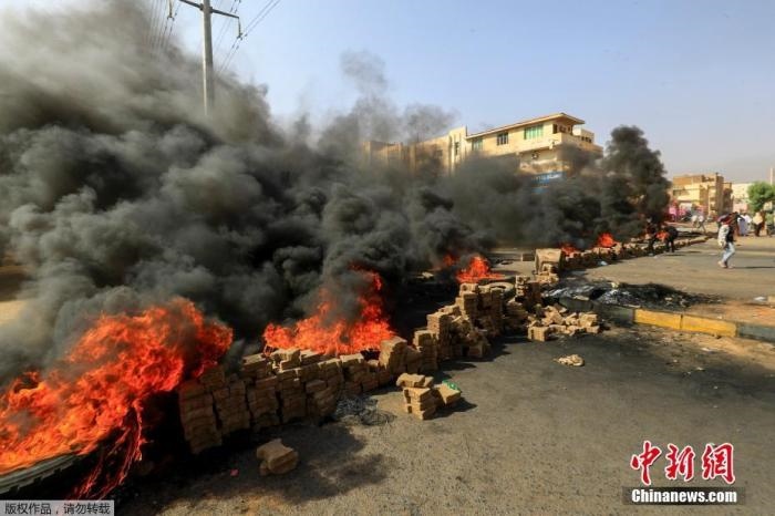 當(dāng)?shù)貢r間10月25日，蘇丹局勢發(fā)生突變，過渡政府總理被“綁架”，政府部長被軍方抓捕，國家進(jìn)入緊急狀態(tài)，大量民眾走上街頭對軍方行動進(jìn)行抗議，已有7人在抗議活動中死亡，140人受傷。圖為抗議活動中燃燒的輪胎。