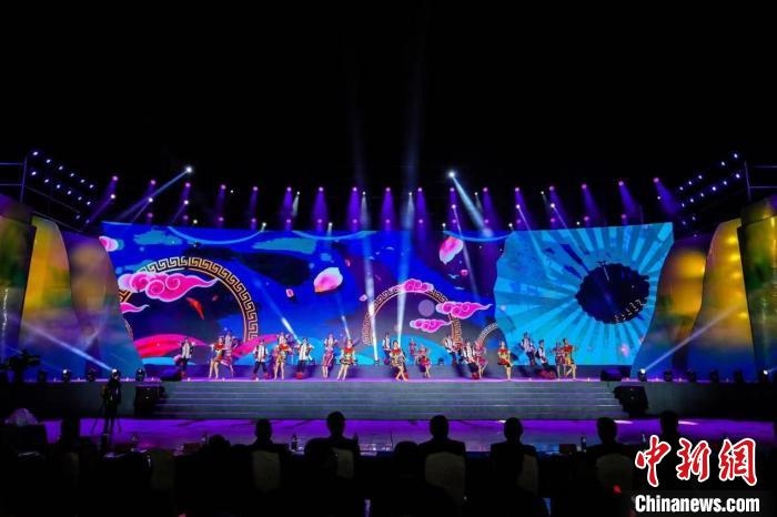 圖為中國·重慶秀山第二屆“金山銀山”文化旅游節(jié)開幕現(xiàn)場?！⌒闵娇h文旅委供圖