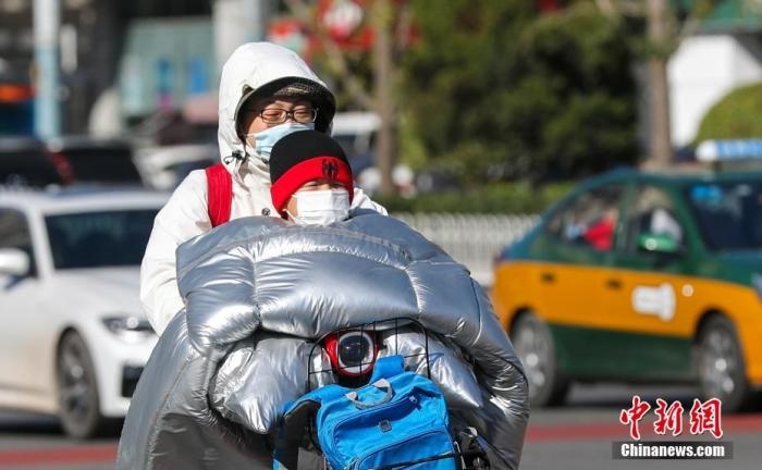 資料圖：市民在大風(fēng)降溫天氣下出行。 <a target='_blank' href='http://www.chinanews.com/'>中新社</a>記者 賈天勇 攝