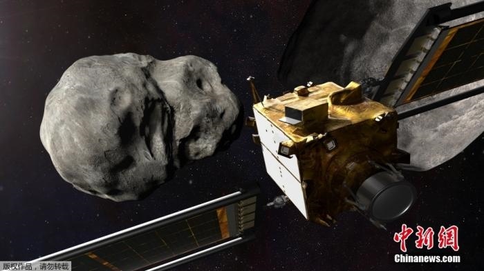 當(dāng)?shù)貢r(shí)間11月4日，法新社公布了兩張來自美國宇航局的太空效果圖，畫面顯示一艘宇宙飛船從小行星后面進(jìn)行撞擊。據(jù)悉，美國宇航局計(jì)劃讓一艘以每小時(shí)24000公里的速度飛行的宇宙飛船撞上一顆小行星以進(jìn)行“行星防御”測(cè)試，雖然地球尚且沒有面臨如此緊迫的危險(xiǎn)。