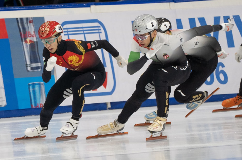 11月20日，中國選手武大靖(左)和匈牙利選手劉少林在比賽中。劉少林奪得冠軍，武大靖獲得第四名。新華社發(fā)(弗爾季·奧蒂洛 攝)