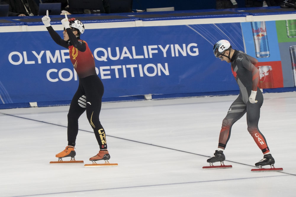 11月20日，任子威(左)在比賽后慶祝。新華社發(fā)(弗爾季·奧蒂洛 攝)