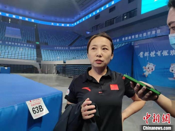 中國滑冰協(xié)會主席、前中國短道速滑隊主教練李琰表示，”冰雪惠民計劃“能推動更多人上冰 郝凌宇 攝