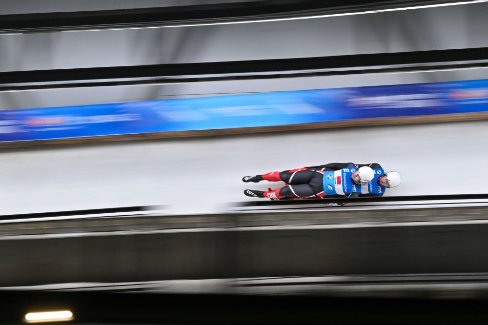 11月21日，“相約北京”國際雪橇聯(lián)合會雪橇世界杯，中國選手黃葉波/彭俊越在團體接力比賽中。新華社記者陳益宸攝