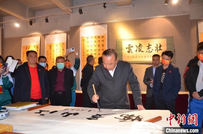 圖為“鐵軍老戰(zhàn)士”、著名書法家、解放軍報(bào)原副總編輯連俊義少將現(xiàn)場揮毫?！☆佇玛?攝 攝