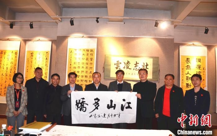 圖為百名將軍書畫展活動(dòng)現(xiàn)場?！☆佇玛?攝 攝