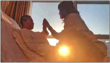 每天早上媽媽醒來(lái)后，母女倆都會(huì)迎著晨曦握手、擊掌?！∫曨l截圖