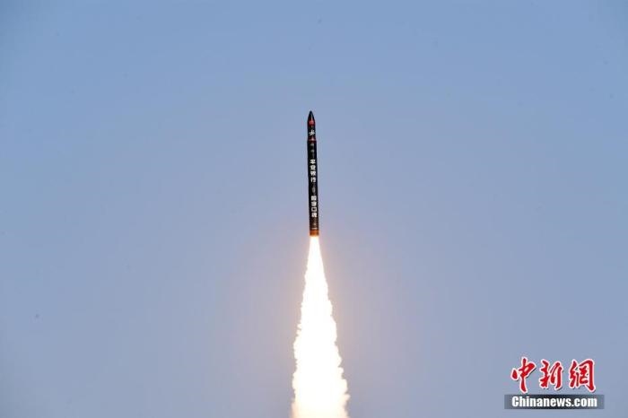 北京時(shí)間2021年12月7日12時(shí)12分，谷神星一號遙二運(yùn)載火箭在中國酒泉衛(wèi)星發(fā)射中心成功發(fā)射升空，將搭載的天津大學(xué)一號、麗澤一號、寶醞號、金紫荊五號、金紫荊一號03星等5顆小衛(wèi)星順利送入預(yù)定軌道，發(fā)射任務(wù)獲得圓滿成功。汪江波 攝