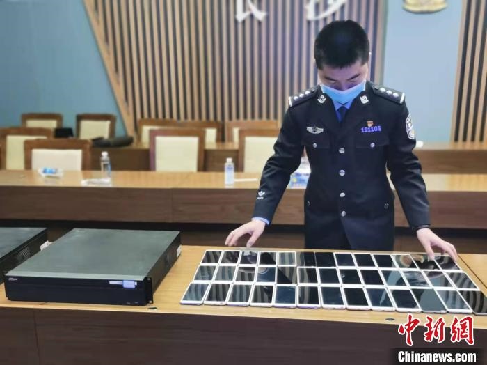 民警展示作案工具?！￠L(zhǎng)沙市公安局供圖