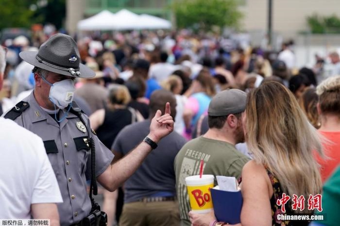 當?shù)貢r間6月17日，美國肯塔基州國會大樓外，上千名在疫情期間失業(yè)的美國民眾在此排隊等候進入大樓。據(jù)悉肯塔基州在疫情期間開設了臨時失業(yè)辦公室。