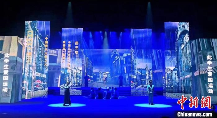 圖為“百年風(fēng)華”大型音樂(lè)史詩(shī)劇現(xiàn)場(chǎng)?！⒑ｌ` 攝