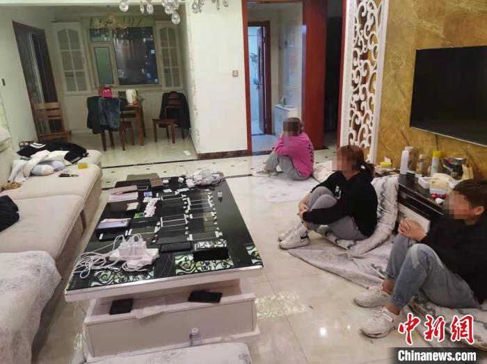 資料圖為果洛藏族自治州公安民警抓獲的犯罪嫌疑人?！‖斍呖h公安局供圖