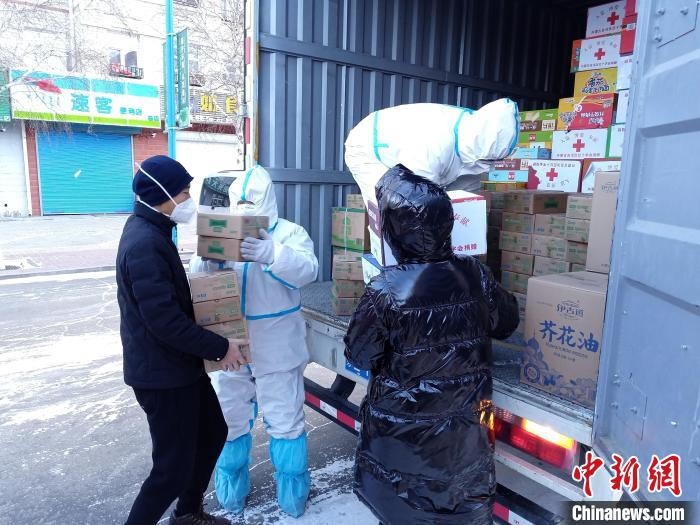 圖為滿洲里物資保障巡回補給車隊配貨現(xiàn)場。　秦甜偉 攝