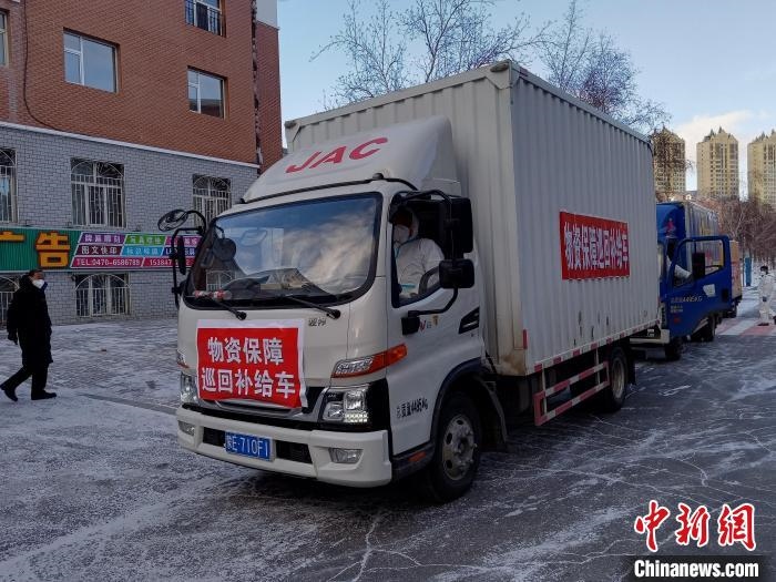 圖為滿洲里物資保障巡回補給車隊配貨現(xiàn)場?！∏靥饌?攝