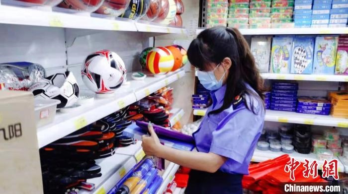 圖為秦皇島市海港區(qū)市場(chǎng)監(jiān)督管理局工作人員正在檢查涉冬奧標(biāo)志商品?！∏鼗蕧u市海港區(qū)市場(chǎng)監(jiān)督管理局供圖