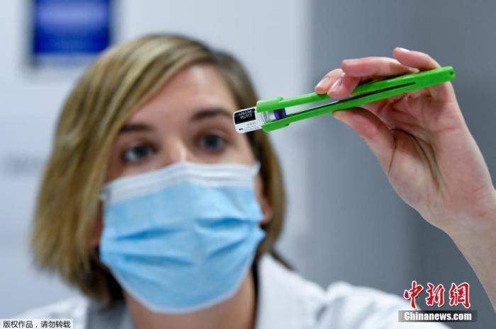 資料圖：比利時醫(yī)護人員正在準(zhǔn)備新冠疫苗接種工作。