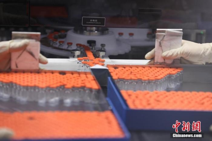 資料圖：北京科興中維生物技術(shù)有限公司生產(chǎn)線上的疫苗。 <a target='_blank' href='/'>中新社</a>記者 蔣啟明 攝 　