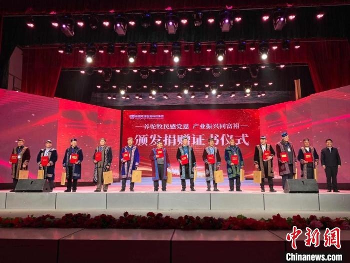 阿勒泰地區(qū)牧民靠企業(yè)的幫扶走上了致富道路?！」o琨 攝