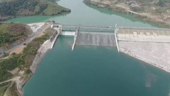 　　圖1 2021年12月7日，督察組使用無人機(jī)拍攝，保護(hù)區(qū)實(shí)驗(yàn)區(qū)內(nèi)的八吝大壩已建成，且未設(shè)置過魚設(shè)施